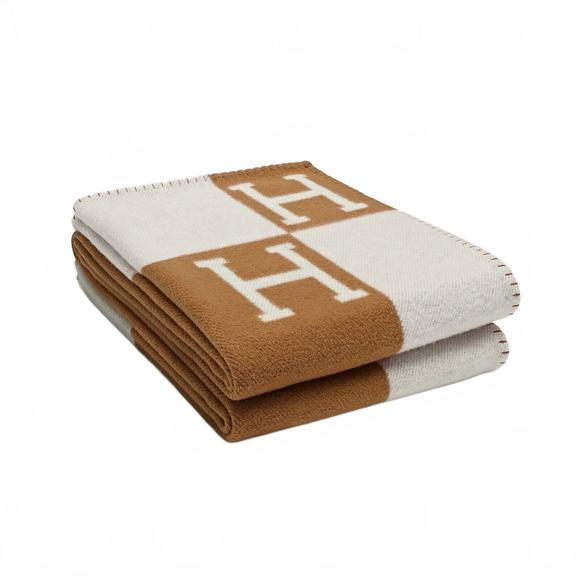 NEW COMFY LUXE women's "h" blanket in tan/cream - Picture 1 of 2